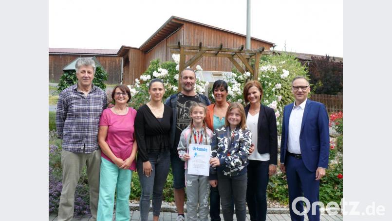 Hermann und Margit Döllinger, die Familie Weißenbruch mit Tochter Shakira, Papa Rene, Tochter Payton, Mama Karin und Tochter Cheyenne sowie Inge Frank und Bernd Sommer (von links) bei der Ehrung am Döllinger-Hof. Bild: kgg