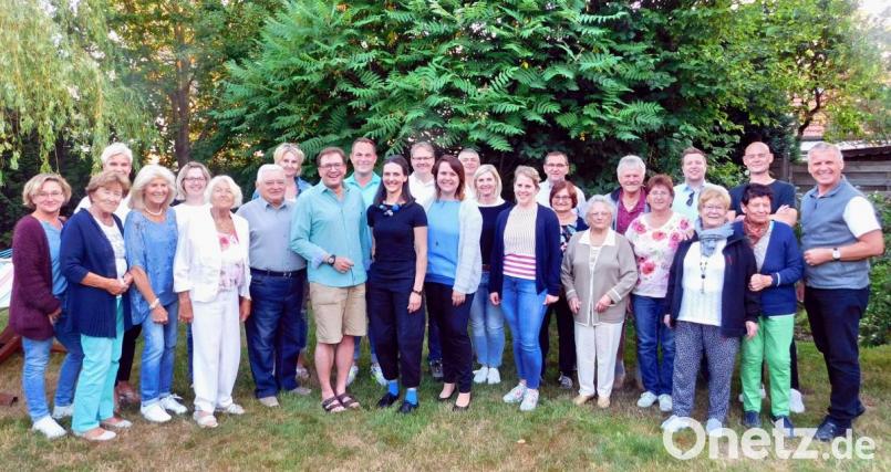 Zur Verabschiedung von Simone Walter (Elfte von links) finden sich die kompletten Vorstände des CSU-Ortsverbandes um Vorsitzenden Franc Dierl (links davon) sowie der Frauen-Union um Chefin Melanie Herrmann (rechts von Walter) ein. Bild: hai