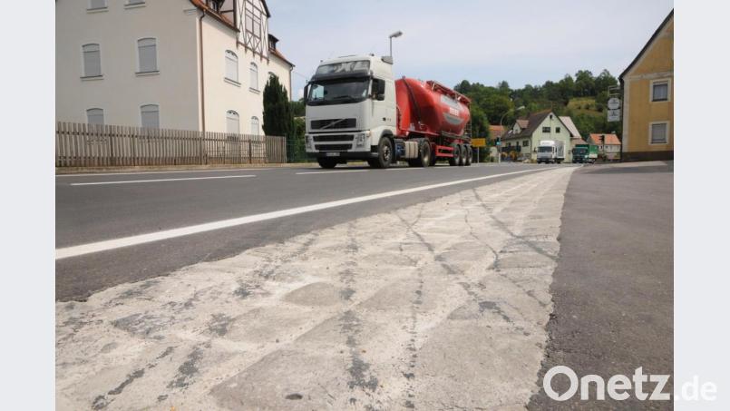 Neue Rinnen, neues Gesicht: Die Ortsdurchfahrt Weigendorf ist, nach vielerlei Einschränkungen durch die Sanierung der Bundesstraße 14, nun endgültig zukunftssicher. Bild: ge