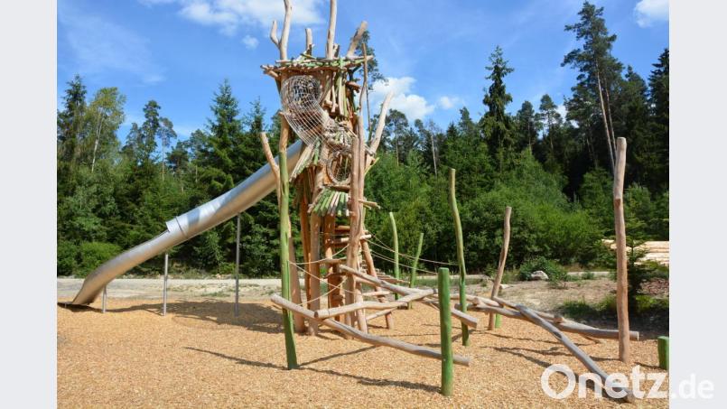 Ein Genuss und ein Hingucker ist der Erlebnisspielplatz, der vor allem die kleinen Besucher einlädt. In die ganze Anlage mit Wegen, Spielplatz, Radparcours und Skulpturen haben die Bayerischen Staatsforsten rund 350000 Euro investiert. Bild: jr
