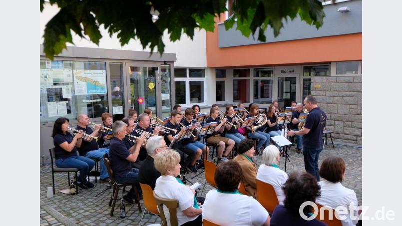 Mit seiner Bläsergruppe überzeugt und erfreut der evangelische Posaunenchor unter Leitung von Wolfgang Lang die Zuhörer bei der Serenade. Bild: le