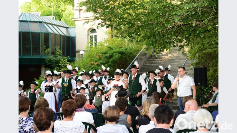 Nach dem Einmarschtanz haben sich die Tänzerinnen und Tänzer geordnet aufgestellt und hören ebenso wie die vielen Besucher die Ansprache von Bürgermeister Karlheinz Budnik (rechts). Bild: bey