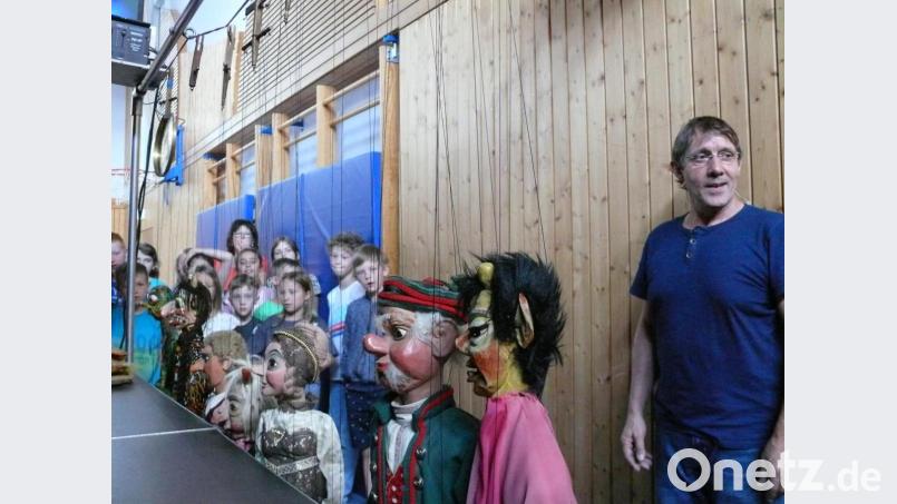 Ausführlich und anschaulich erklärte Andreas Bille den Kindern nach der Vorstellung seine Marionetten und die Technik, die hinter Bild und Ton steckt. Bild: exb