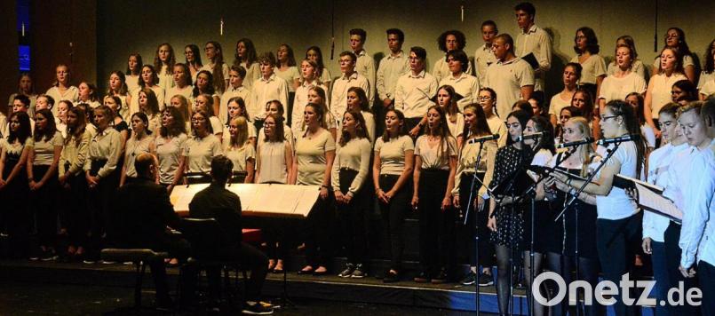Kammerchor und Vokalensemble begeistern mit der Schunkelnummer &quot;Always look on the bright Side of Life&quot; aus dem Film &quot;Das Leben des Brian&quot;. Bild: Kunz