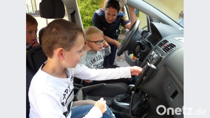 Am Ende des Trainings war die Inspektion des Polizeiautos angesagt, wobei alle Knöpfe betätigt wurden. Bild: fpoz