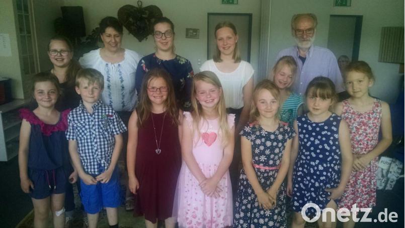 Die jungen Künstler der Blockflötenklasse von Petra Brakert (Zweite von links, hinten) musizieren mit großem Eifer. Bild: kwl