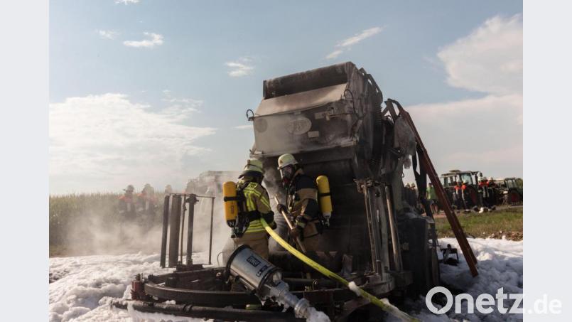 Auf einem Feld bei Wendern fing eine Rundballenpresse Feuer. Die Feuerwehr musste mit Schaum löschen. Bild: dtr