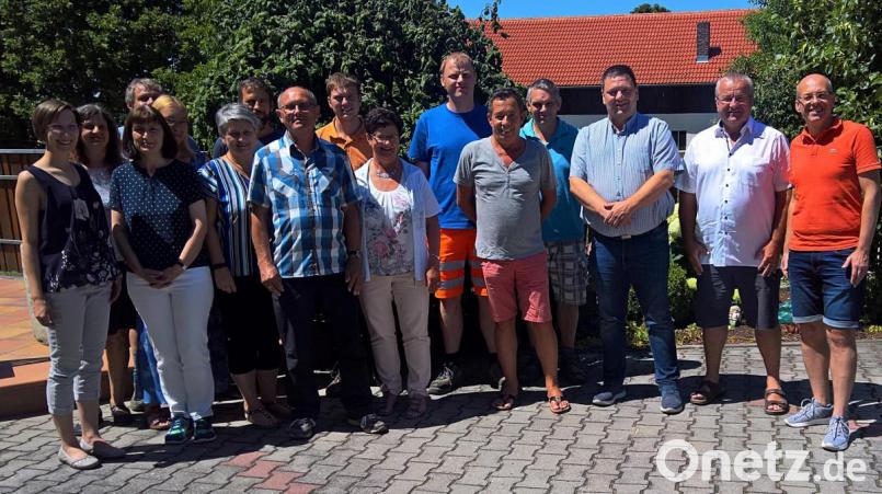 Franz Schleicher (Achter von links) beendete nach über drei Jahrzehnten seine Tätigkeit beim Wasserzweckverband Fensterbach-Schmidgaden. Bild: nib