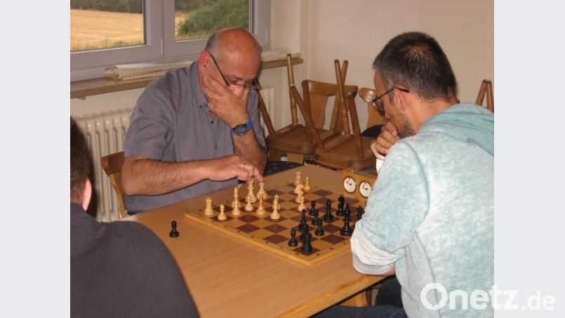 Josef Kanewski und Mladen Dvornic grübeln bei ihrer Blitzpartie. Bild: Josef Wiesend