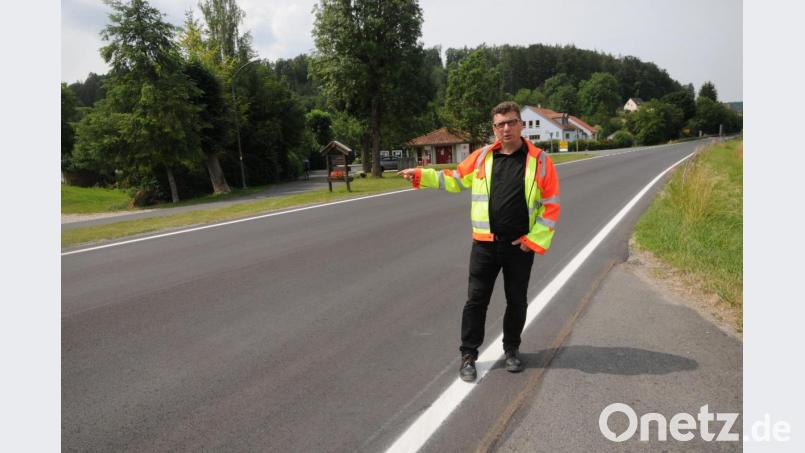 Stefan Noll ist zufrieden: Die Bundesstraße 14 ist fertig und hat eine perfekte neue Decke. Bild: ge