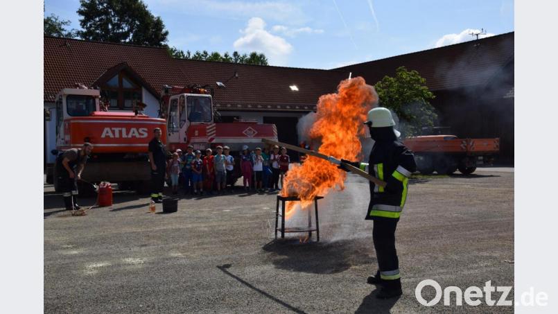 In sicherem Abstand beobachteten die Schüler den simulierten Fettbrand der FF Waldthurn. Bild: fla