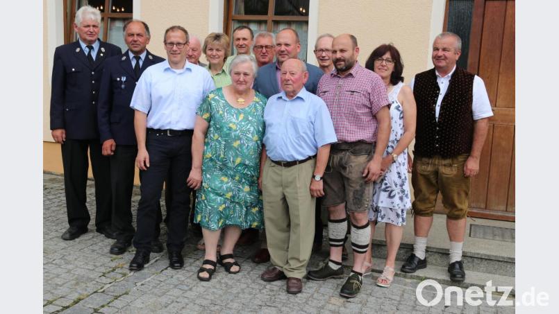 Andreas Wilhelm (Fünfter von rechts) konnte zum 80. Geburtstag viele gute Wünsche entgegen nehmen. Bild: ral