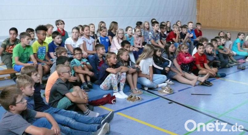 Ausführlich und anschaulich erklärte Andreas Bille den Kindern nach der Vorstellung seine Marionetten und die Technik, die hinter Bild und Ton steckt. Bild: exb