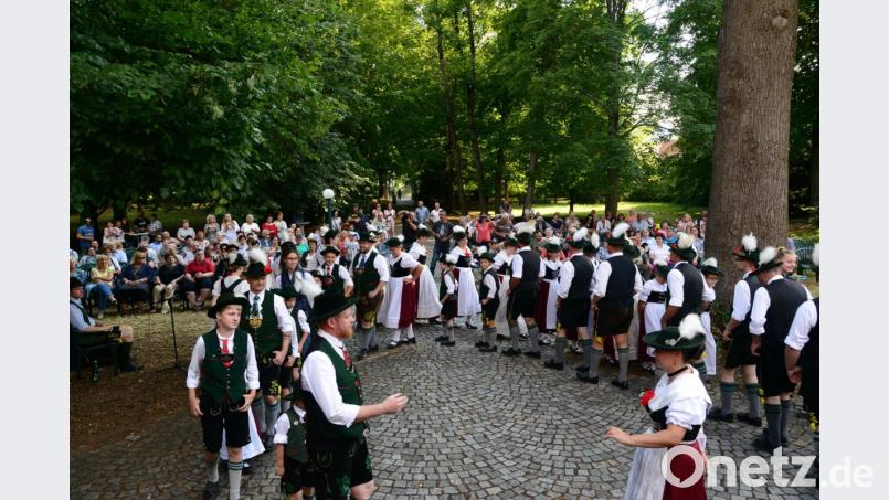 Beim Aufmarschtanz mit Tänzerinnen und Tänzer des Gebirgs- und Volkstrachtenvereins D´Waldnaabtaler Windischeschenbach und Neuhaus bot sich die vielen Besuchern im Park der Stützelvilla eine knappe Viertelstunde lang ein farbenprächtiges und sich ununterbrochen in Bewegung befindliches Bild. Bild: bey