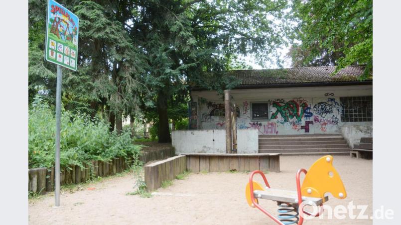 Für viele Stadträte ist es ein &quot;Schandfleck&quot;: Das Handreinigerhäuschen im Max-Reger-Park soll weg, der Spielplatz erweitert werden. Doch fast ein Jahr nach dem ersten Beschluss dazu steht es noch immer. Bild: rg