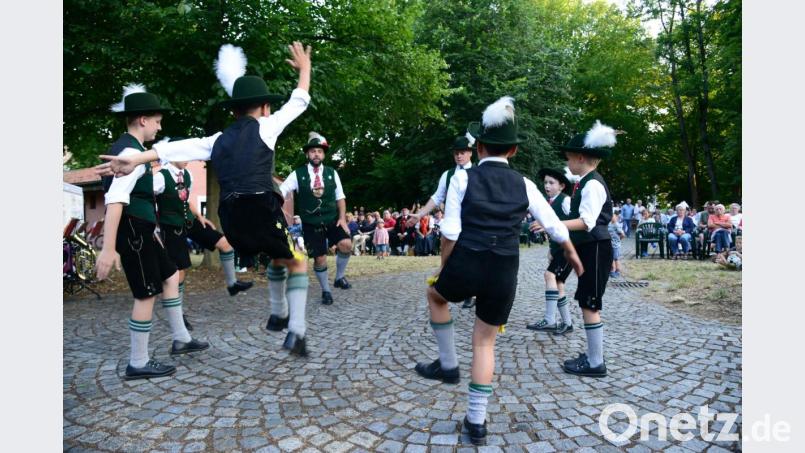 Ein zünftiger "Plattler" gehört auch zum Programm des Volkstrachtenvereins. Bild: bey