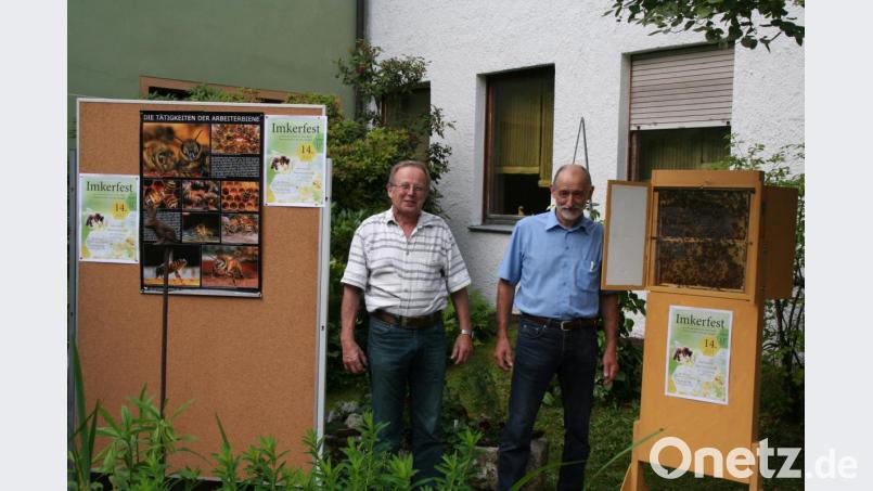 Die beiden Vorsitzenden des Imkervereins Schnaittenbach (v. l.) Hans Pröls und Hans Pilarski bei der Eröffnung des Infostands im Rahmen des Hollerfestes im Kräutergarten. Bild: wfw