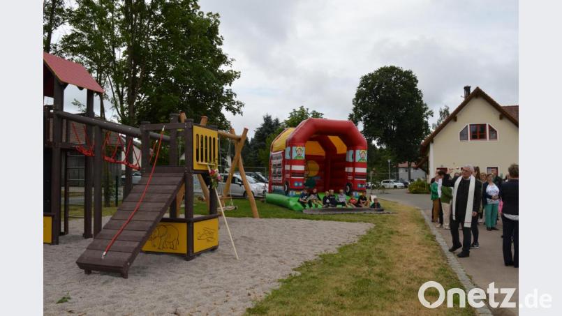Pfarrer Eugen Wismeth erteilte dem Mehrgenerationenplatz den kirchlichen Segen und wünschte eine gute und sinnvolle Nutzung der Geräte. Bild: bej
