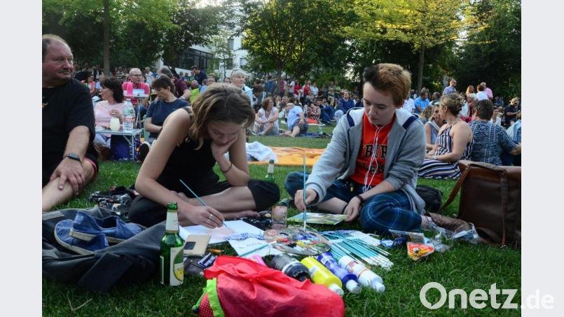 Die beiden jungen Damen haben sogar ihren Malkasten mitgebracht, um die Stimmung im Park festzuhalten. Bild: Kunz