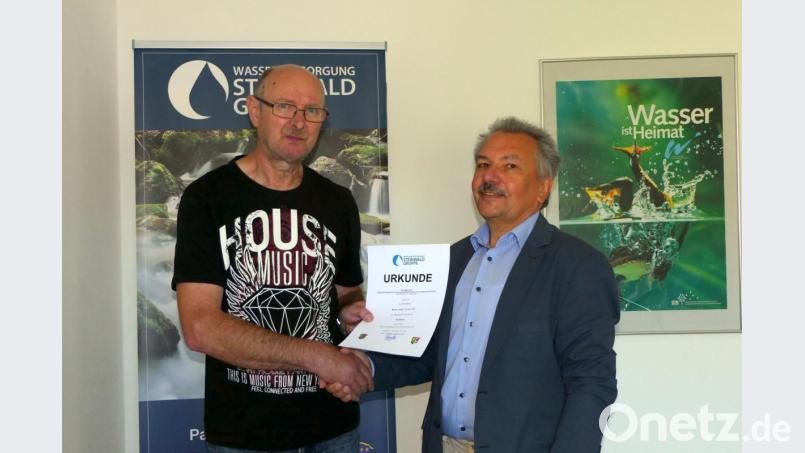 Geschäftsstellenleiter Bernhard Eigner gratuliert Felix Schreffl zum Dienstjubiläum. Bild: ils