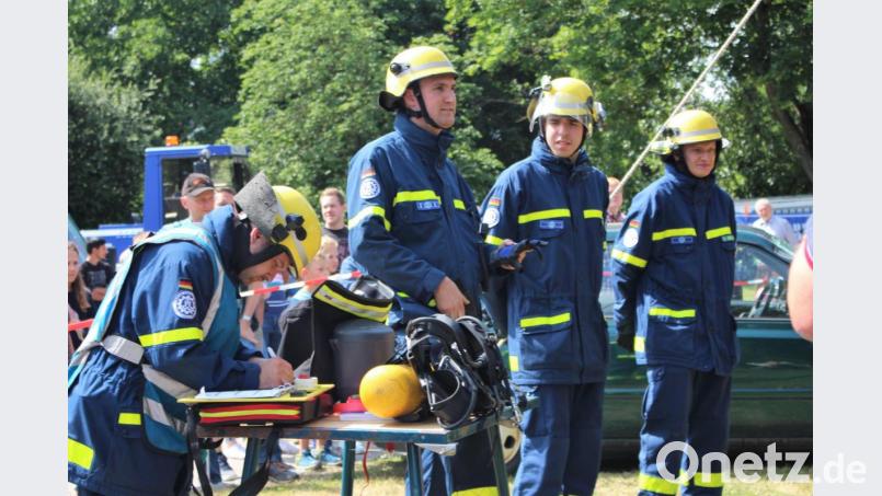 Alarm bei Einsturzgefahr. Einsatzkräfte machen sich bereit, um ein über fünf Meter hohes Gerüst zu erklimmen. Bild: Dagmar Williamson, dwi