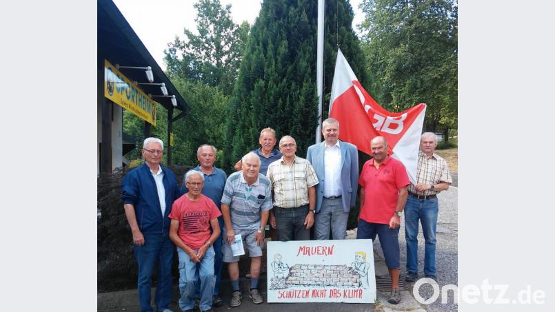 Das DGB-Ortskartell baut den verlosten Freiheitsbaum ab und zieht eine ernüchternde Bilanz zum Thema Mindestlohn. Bild: exb
