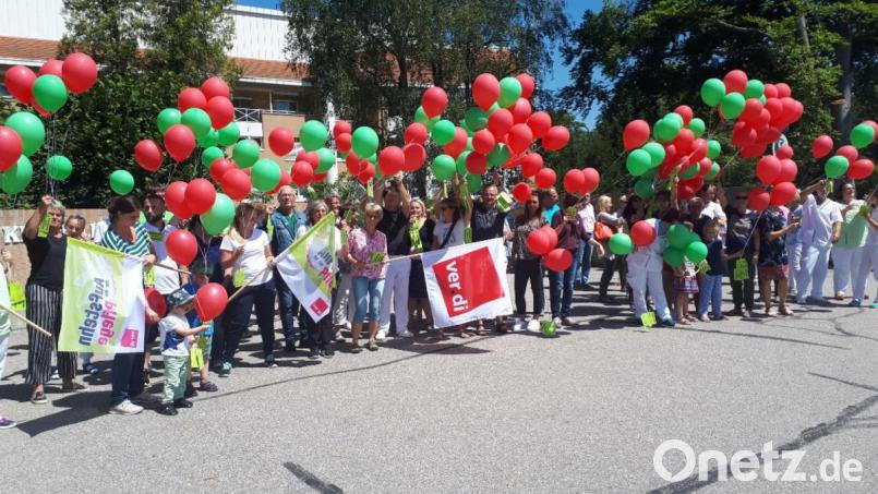 Vor der Klinik gingen über 200 Luftballons in die Höhe. Bild: exb