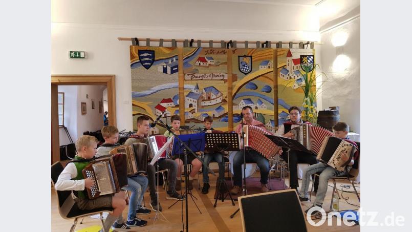 Die Steirische Gruppe spielt am zweiten Tag des Brauereifests im Schloss Burgtreswitz bekannte Oberkrainer Stücke. Bild: gi