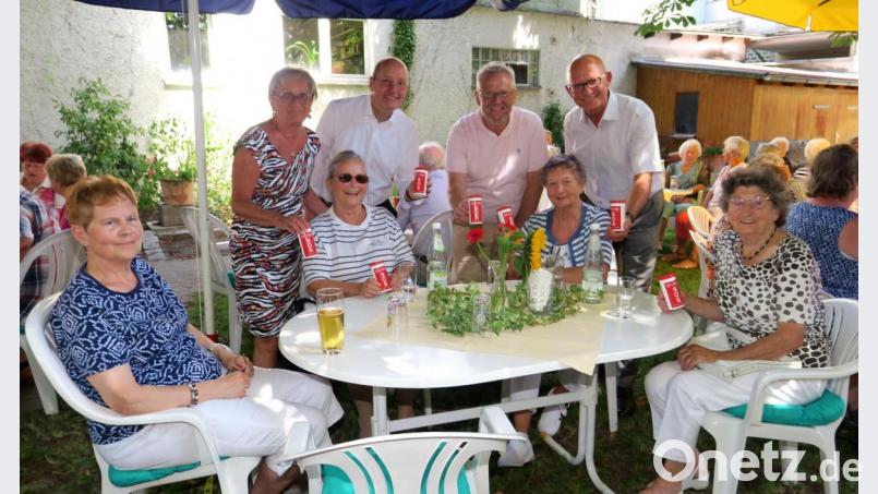 Vorsitzende Elisabeth Beer-Klatt, Spardabank-Filialleiter Gerhard Eckl, OB Andreas Feller und Spardabank-Vorstandsvorsitzender Georg Thurner (stehend von links) verteilten die Notfalldosen an die Mitglieder des Seniorenbeirats. Bild: Hirsch