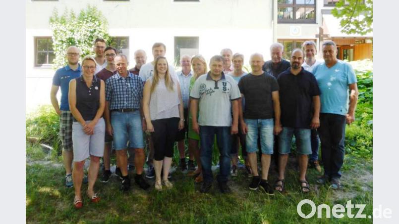 Die Dorfbewohner brachten sich beim Seminar in die Dorferneuerung mit ein.Mit auf dem Bild (von rechts) Bauamtsleiter Dieter Döppl, Ingenieur Markus Münchmeier sowie Landschaftsarchitekt Albrecht Strohn (vierter von rechts). Bild: Jochen Neumann
