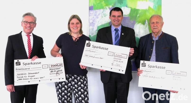 Werner Hess, Melanie Stürzer, Thomas Ebeling und Hans Schuierer (von links) eröffneten die Spendenaktion "1000 Schulen für die Welt". Bild: Hirsch