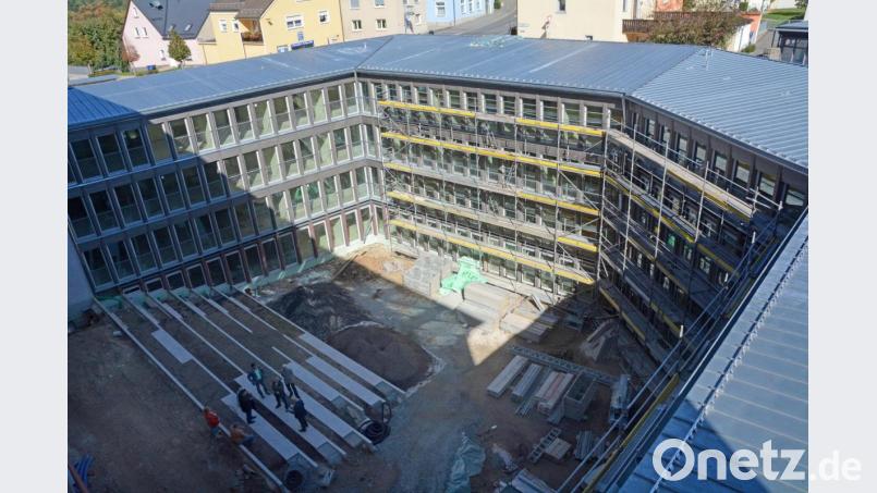 Wenn er oder sie aus dem Fenster des Amtszimmers schaut, sieht der Landrat von Neustadt/WN den imposanten Innenhof des neuen Anbaus. Allzu viele Aspiranten auf diesen Ausblick gibt es bislang noch nicht. Bild: Gabi Schönberger