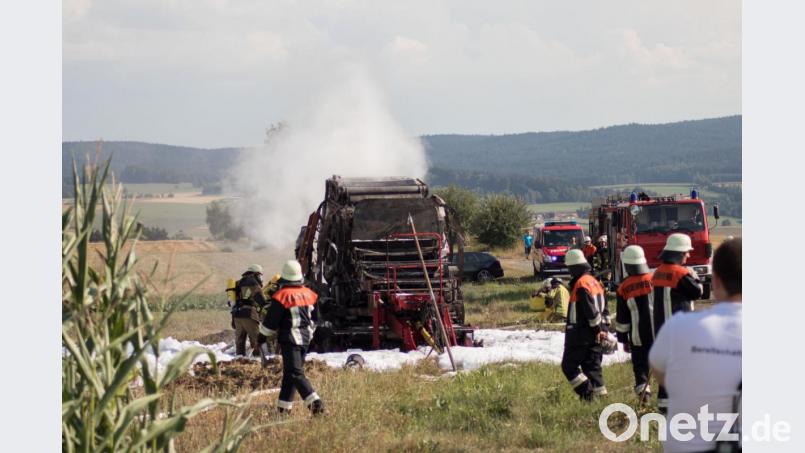 Auf einem Feld bei Wendern fing eine Rundballenpresse Feuer. Die Feuerwehr musste mit Schaum löschen. Bild: dtr