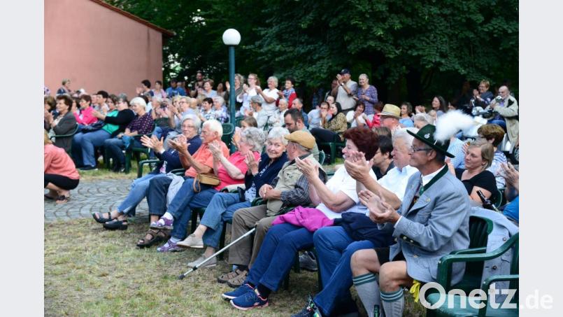 Die Besucher gehen bei den Tänzen richtig mit und klatschen zum Takt der Stadtkapelle Windischeschenbach. Bild: bey