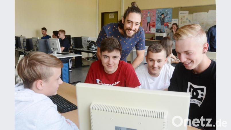 Referent Frieder Krauß von &quot;BG3000&quot; übt mit den Schülern den sicheren Umgang mit dem Internet. Bild: Gabi Schönberger