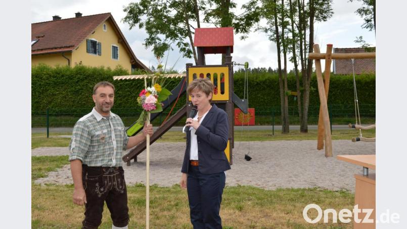 Zum 40-jährigen Bestehen des Gartenbau- und Ortsverschönerungsvereins Schneeberg gratulierte Bürgermeisterin Sonja Meier dem Vorsitzenden Jürgen Hambeck und überreichte ein symbolisches Geschenk. Bild: bej