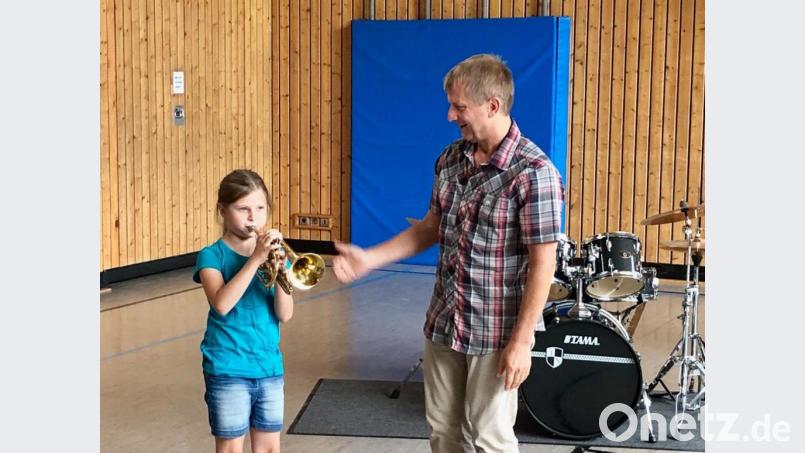 Instrumentenkunde der praktischen Art erleben die Grundschüler beim Aktionstag. Bild: myd