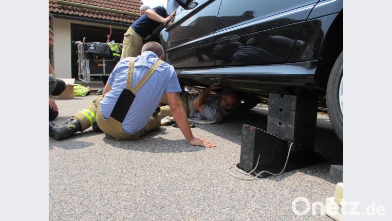 Von oben und von unten näherten sich die Feuerwehrleute dem Kätzchen im Motorraum. Bild:  Feuerwehr Tirschenreuth/exb