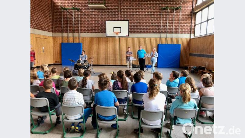 Instrumentenkunde der praktischen Art erleben die Grundschüler beim Aktionstag. Bild: myd