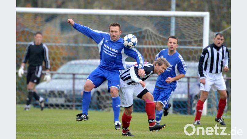 Ein Bild aus der Saison 2010/11: Damals spielten Daniel Liermann (links) und Martin Kratzer (Zweiter von rechts) gemeinsam für den FV Vilseck. Am Freitagabend stehen sie sich in der Partie des FV Vilseck und SV Raigering als Trainerkollegen gegenüber. Archivbild: Hubert Ziegler
