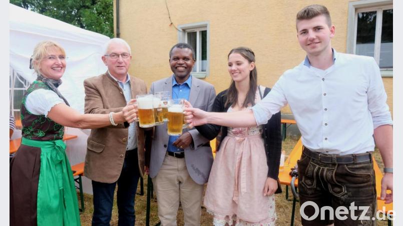 Nach dem Gottesdienst in der Brudersdorfer Kirche steht das erste Fass Bier für die Kirwa-Fete vor dem Zelt bereit. Pfarrvikar John Oguche (Mitte) treibt mit drei Schlägen den Zapfhahn ins Fass und ruft anschließend laut „Ozapft is!“. Der Geistliche stößt mit den Bürgermeisterstellvertretern Kurt Koppmann (daneben) und Heidi Eckl (links) sowie KLJB -Vorsitzender Petra Schönberger und Vorsitzendem Thomas Flierl (rechts) auf das Gelingen an und meint schmunzelnd „Jetzt bin ich ein Bayer“. Bild: ohr