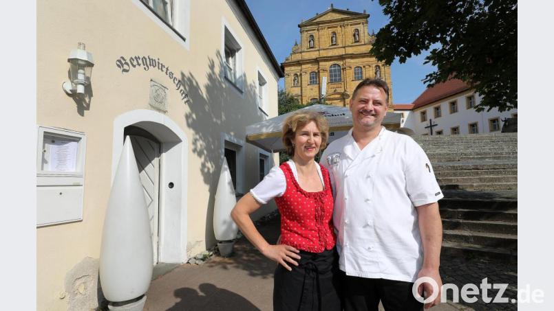 Seit 23 Jahren Wirtsleute auf dem Mariahilfberg: Gertraud und Herbert Erras. Sie betrachten die von der Filiakirchenstiftung ausgesprochene Kündigung als fehlerhaft. Bild: Wolfgang Steinbacher