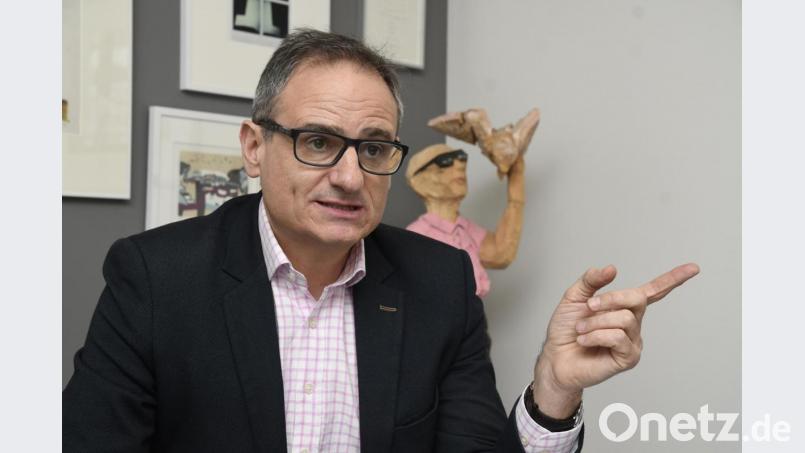 Der auch für die Schulen und den Sport zuständige Kulturreferent Wolfgang Dersch möchte keinen Präzedenzfall schaffen. Der SV Raigering bekommt für seinen maroden Vereinsbus keinen Zuschuss. Bild: Petra Hartl