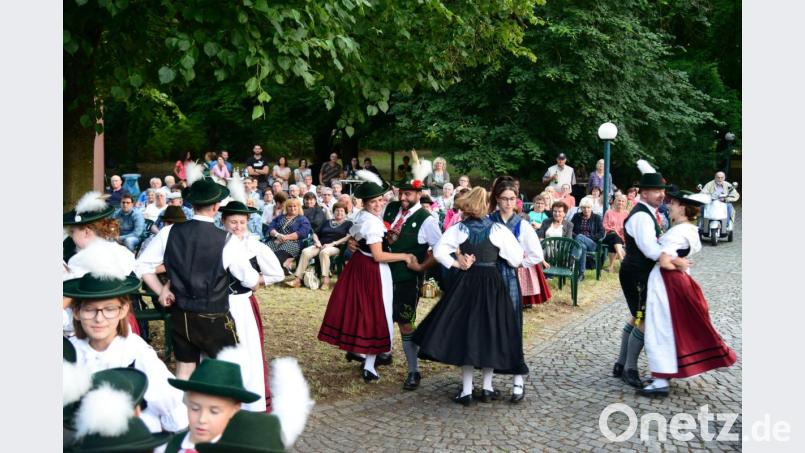 Ob Kreuz- oder Sternpolka, den Besuchern der Serenade im Park der Stützelvilla gefielen die Darbietungen des Volks- und Trachtenvereins bestens. Bild: bey