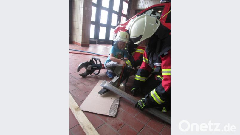 Vorschulkinder bei der Feuerwehr Mitterteich. Bild: exb