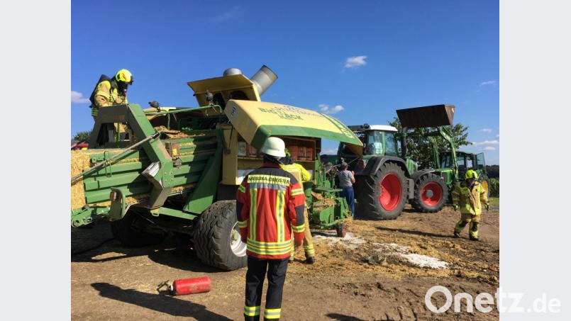 Die Feuerwehr hat die brennende Rundballenpresse schnell gelöscht. Bild: Gustl Beer