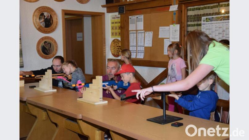 Unter Anleitung von erfahrenen Schützen durften die Buben und Mädchen mit dem Lasergewehr schießen. Bild: fla