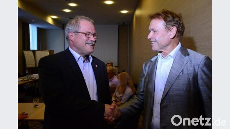 Nach der Tarifeinigung: IG-BCE-Verhandlungsführer Hans-Joachim Gerloff (links) und Reinhard Volk, der Verhandlungsführer der Arbeitgeberseite. Bild: Wolfgang Lenders