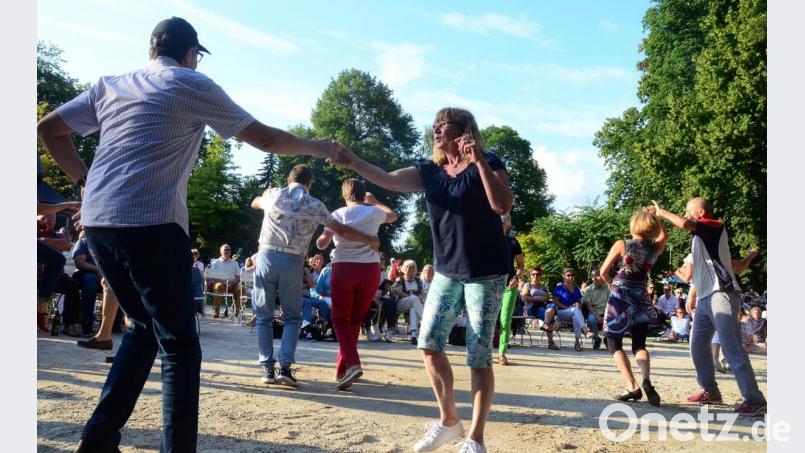 Der Sand vor der Bühne wurde extra für die tanzwütigen Konzertbesucher planiert. Bild: Kunz