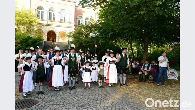 Nach dem Einmarschtanz haben sich die Tänzerinnen und Tänzer geordnet aufgestellt und hören, ebenso wie die vielen Besucher, die Ansprache von Bürgermeister Karlheinz Budnik (rechts). Bild: bey